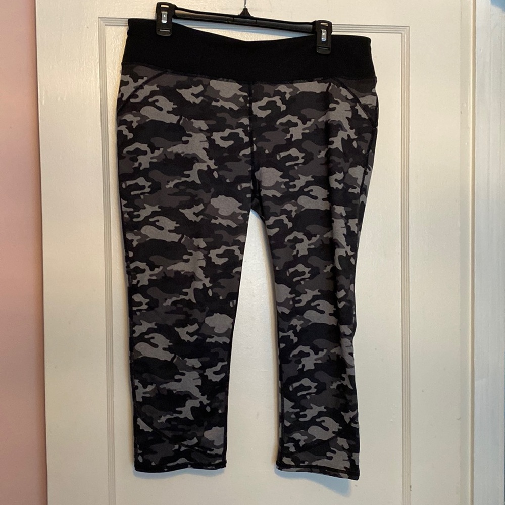 Fabletics camo cropped yoga pants